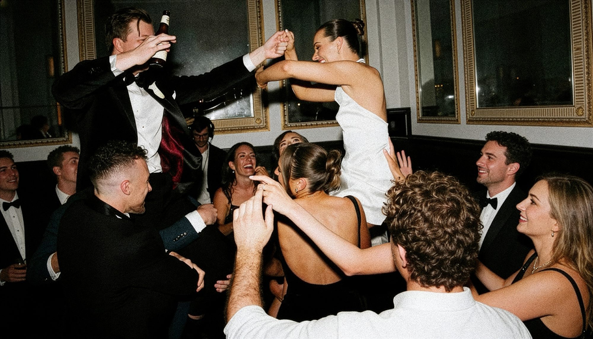 Dasselbe Hochzeitsfoto im einheitlichen Lumave-Look
